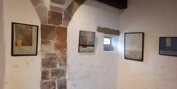 Tableaux de Marianne Maillefer présentés lors de l’exposition au Kiwanis Club de Rolle en 2024.