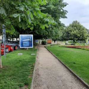 Vue de l’exposition des peintures de Marianne Maillefer en plein air à Aubonne.