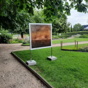 Vue de l’exposition des peintures de Marianne Maillefer en plein air à Aubonne.