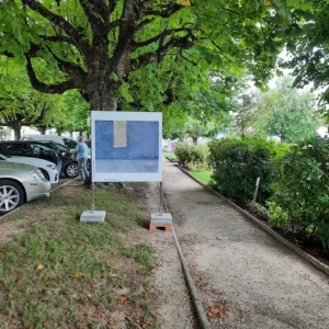 Vue de l’exposition des peintures de Marianne Maillefer en plein air à Aubonne.