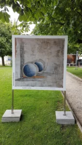 Vue de l’exposition des peintures de Marianne Maillefer en plein air à Aubonne.